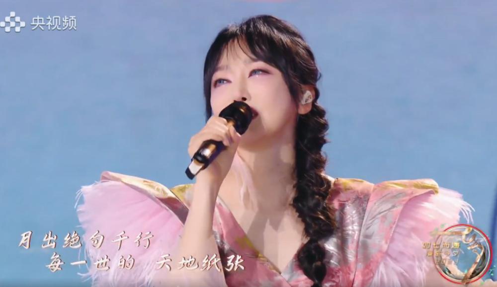 七夕这一夜，毛晓彤甜美似少女，陈都灵如美人鱼，曾黎端庄唱戏腔