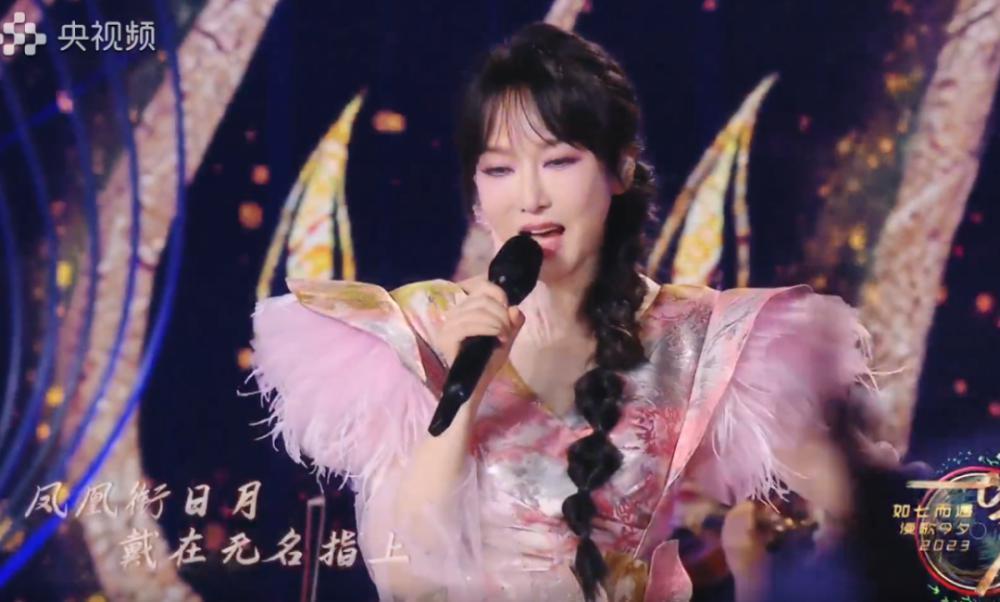 七夕这一夜，毛晓彤甜美似少女，陈都灵如美人鱼，曾黎端庄唱戏腔