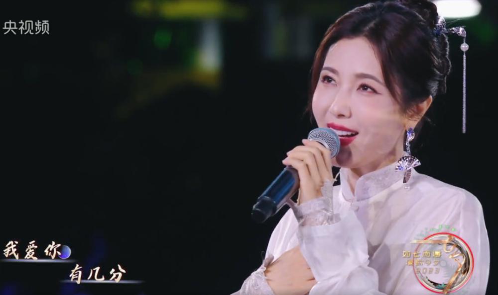 七夕这一夜，毛晓彤甜美似少女，陈都灵如美人鱼，曾黎端庄唱戏腔