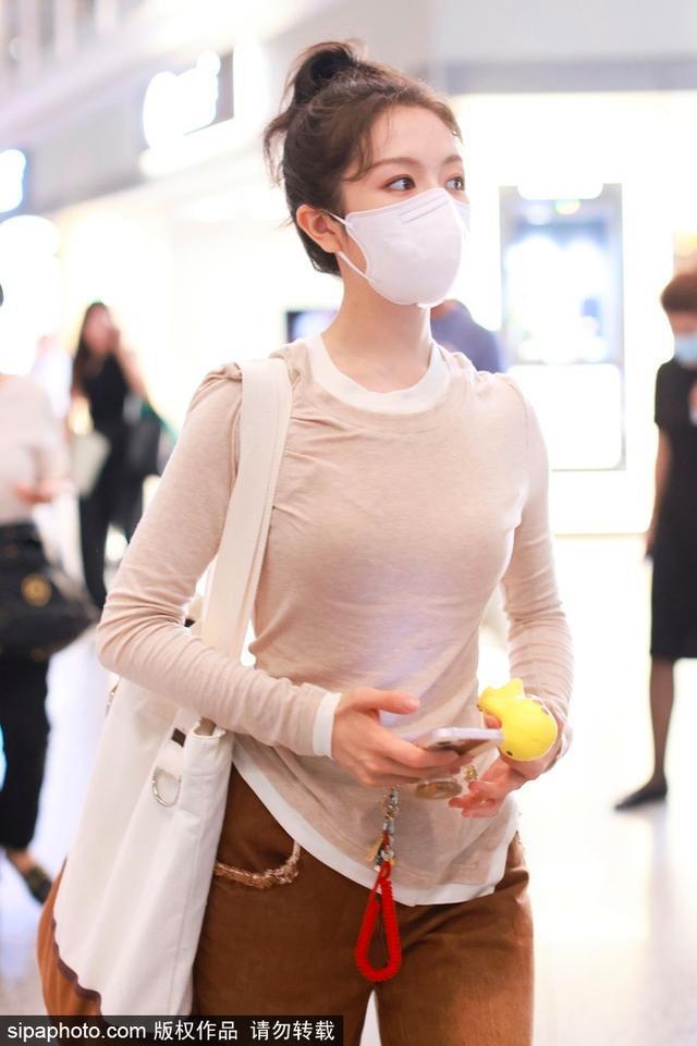 李兰迪穿亚麻色长袖T恤搭配长裤现身机场 简约又时尚