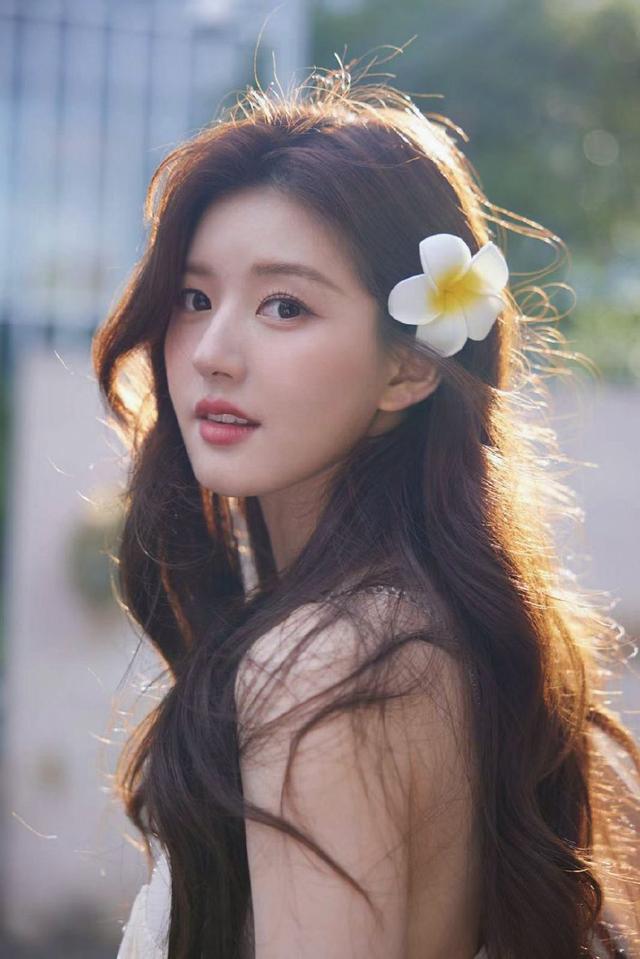 赵露思七夕库存美照氛围感十足 头戴鸡蛋花笑容温柔甜美