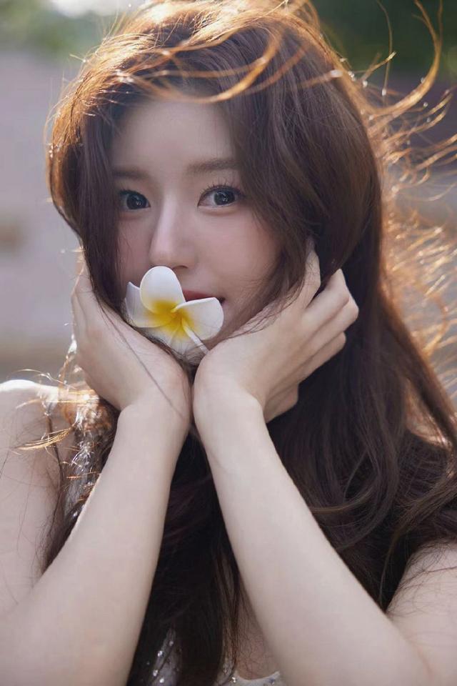 赵露思七夕库存美照氛围感十足 头戴鸡蛋花笑容温柔甜美
