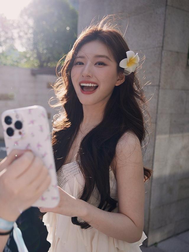 赵露思七夕库存美照氛围感十足 头戴鸡蛋花笑容温柔甜美