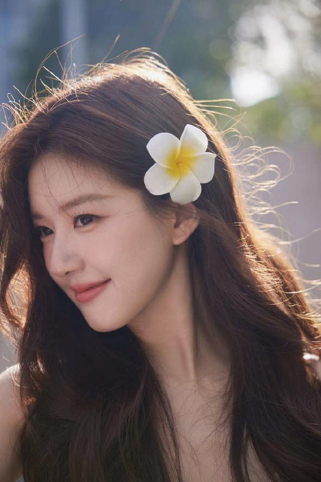 赵露思七夕库存美照氛围感十足 头戴鸡蛋花笑容温柔甜美