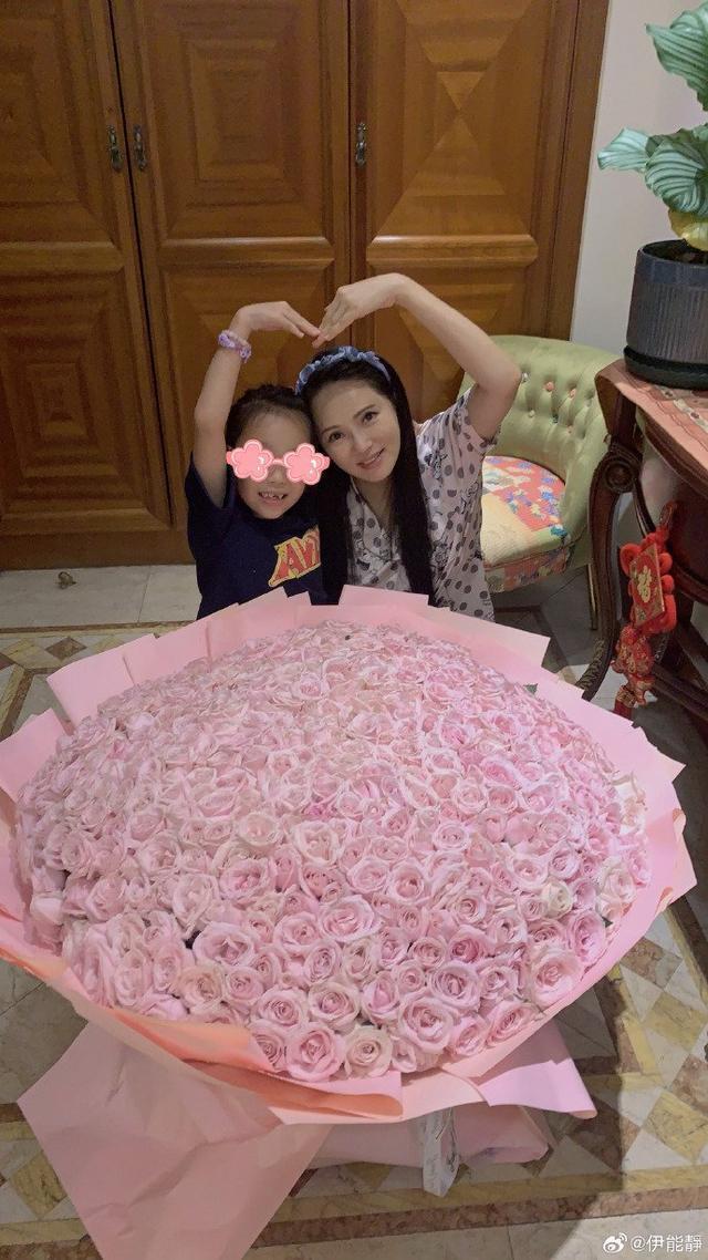 伊能静收到秦昊送的巨型玫瑰花束 调侃老公是撞到脑袋了吗