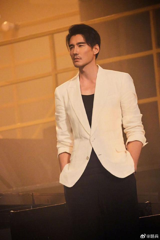 胡兵嗓子突然失声虚惊一场 晒自拍称稳定恢复中