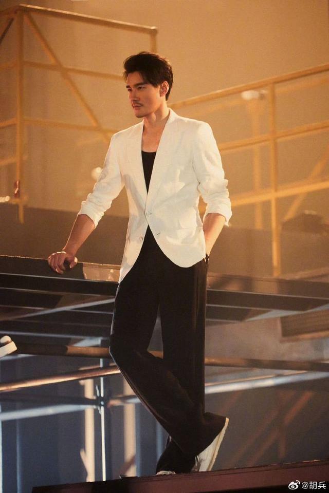 胡兵嗓子突然失声虚惊一场 晒自拍称稳定恢复中