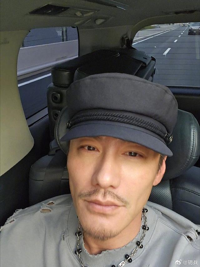 胡兵嗓子突然失声虚惊一场 晒自拍称稳定恢复中