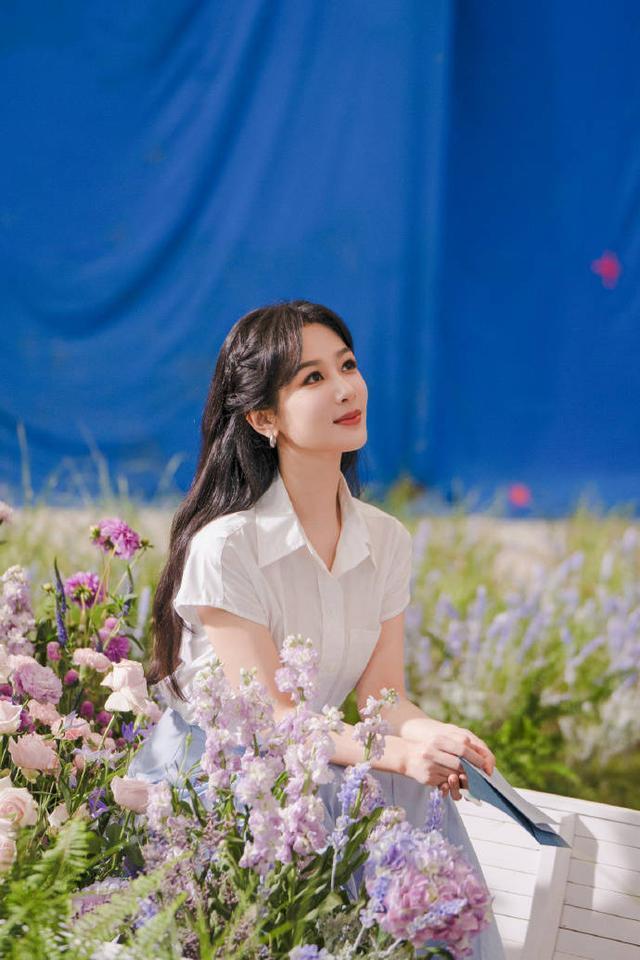 杨紫一身白衣置身花海 黑发散落肩头气质温婉邻家