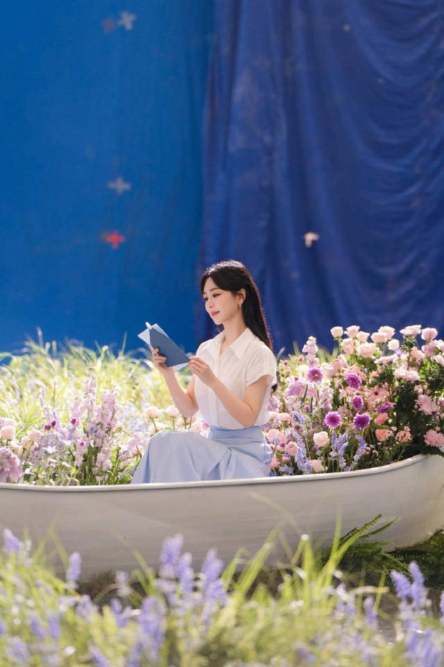 杨紫一身白衣置身花海 黑发散落肩头气质温婉邻家
