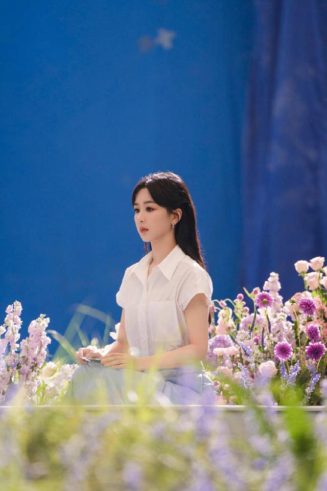 杨紫一身白衣置身花海 黑发散落肩头气质温婉邻家