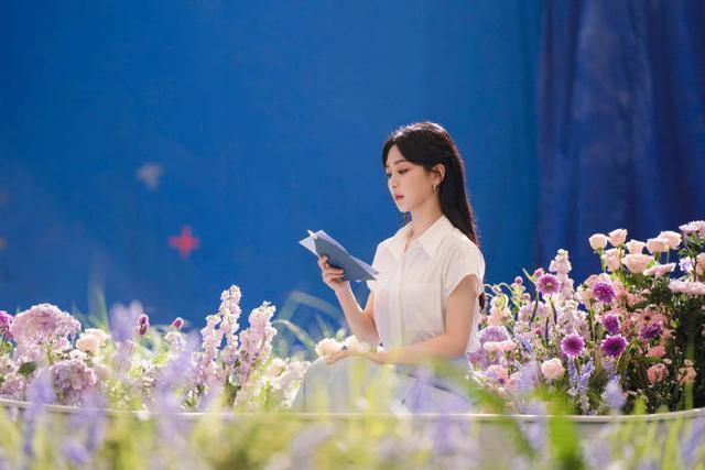 杨紫一身白衣置身花海 黑发散落肩头气质温婉邻家