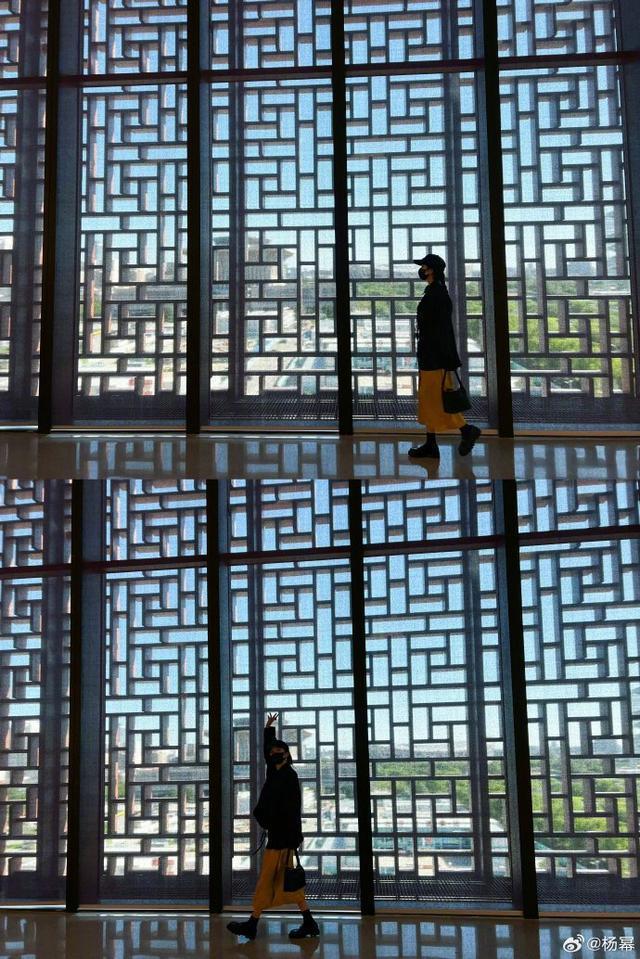 杨幂晒照七夕与工艺美术共度 穿搭个性似人在画中游