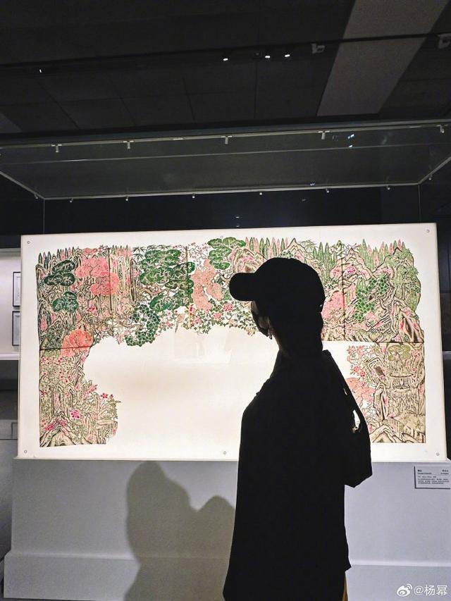 杨幂晒照七夕与工艺美术共度 穿搭个性似人在画中游