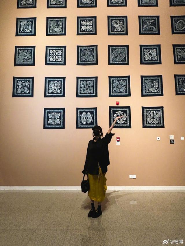 杨幂晒照七夕与工艺美术共度 穿搭个性似人在画中游