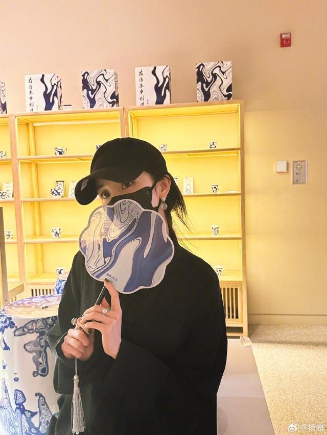 杨幂晒照七夕与工艺美术共度 穿搭个性似人在画中游