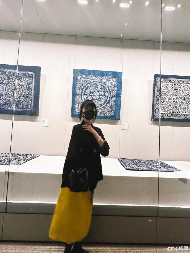 杨幂晒照七夕与工艺美术共度 穿搭个性似人在画中游