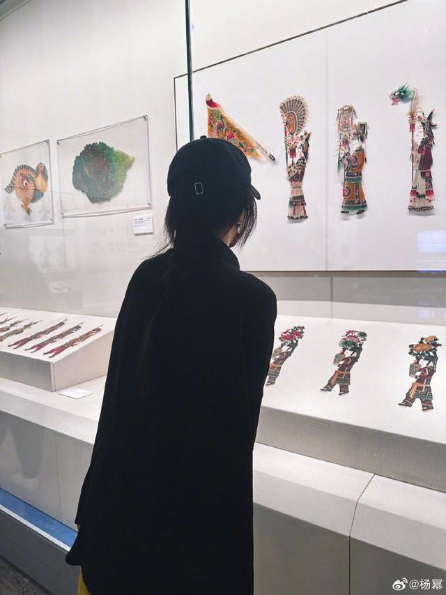 杨幂晒照七夕与工艺美术共度 穿搭个性似人在画中游