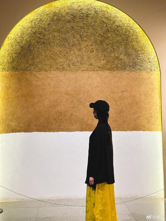 杨幂晒照七夕与工艺美术共度 穿搭个性似人在画中游