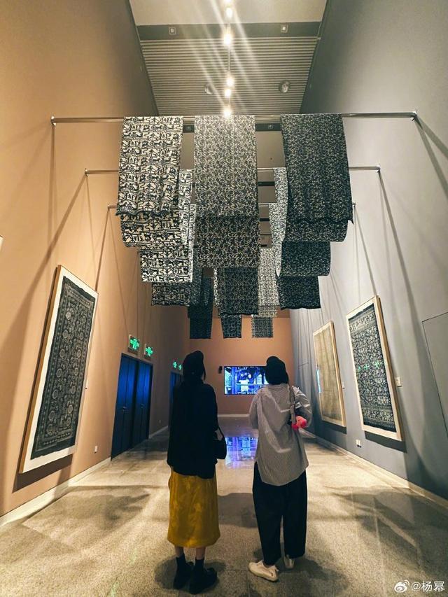 杨幂晒照七夕与工艺美术共度 穿搭个性似人在画中游