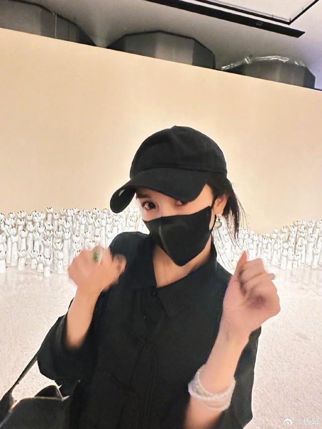 杨幂晒照七夕与工艺美术共度 穿搭个性似人在画中游