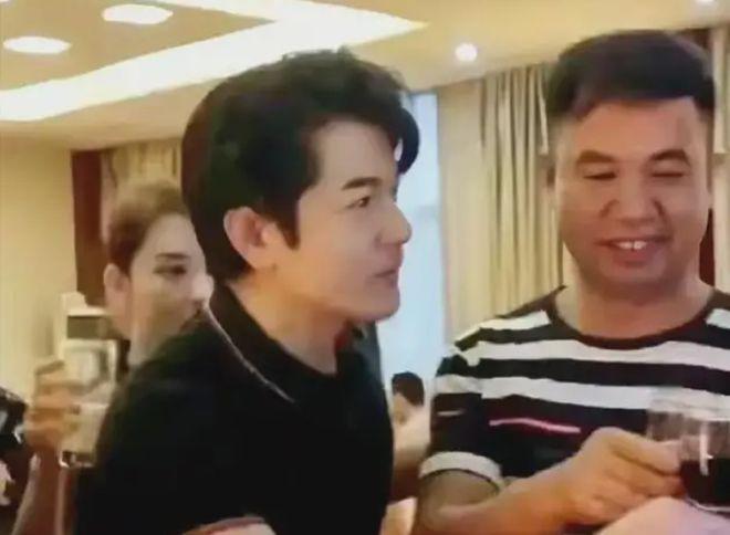 57岁郭富城与方媛现身安徽 拜见59岁岳父弯腰敬酒