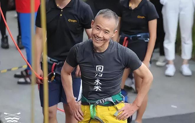 57岁郭富城与方媛现身安徽 拜见59岁岳父弯腰敬酒