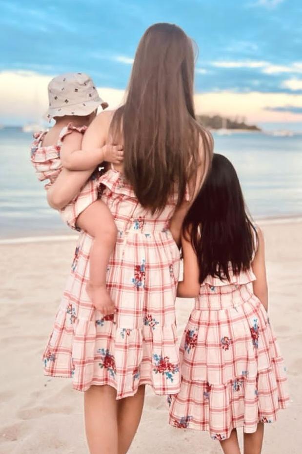 周杰伦秀幸福！晒昆凌带娃照，母女三人穿亲子装