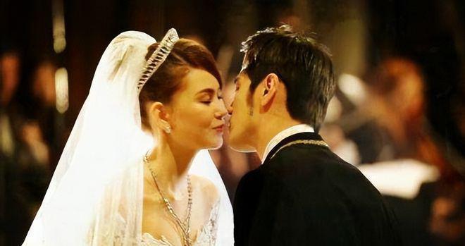 周杰伦秀幸福！晒昆凌带娃照，母女三人穿亲子装