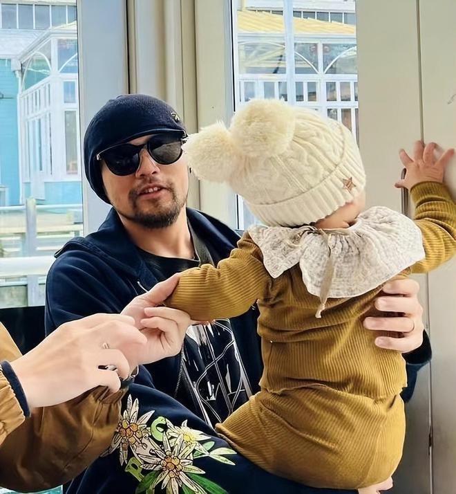 周杰伦秀幸福！晒昆凌带娃照，母女三人穿亲子装
