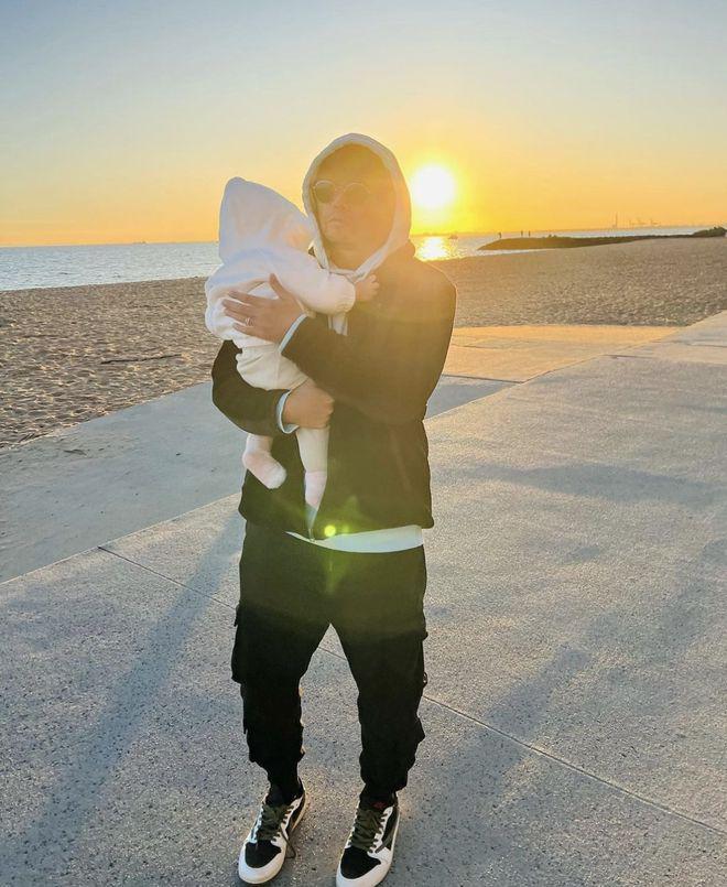 周杰伦秀幸福！晒昆凌带娃照，母女三人穿亲子装