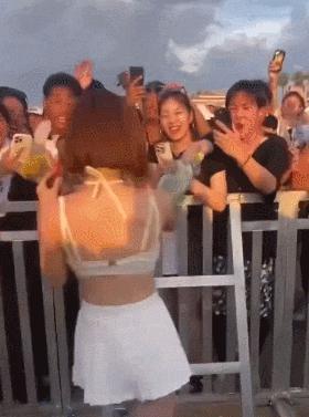 韩国最美DJ在日本表演时遭多名观众性骚扰，被指责穿太少？
