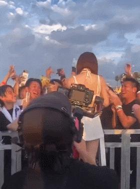 韩国最美DJ在日本表演时遭多名观众性骚扰，被指责穿太少？