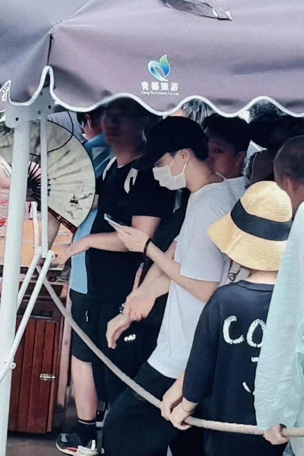 李易峰消失后现身四川老家寺庙，打扮低调人消瘦，面相显憔悴