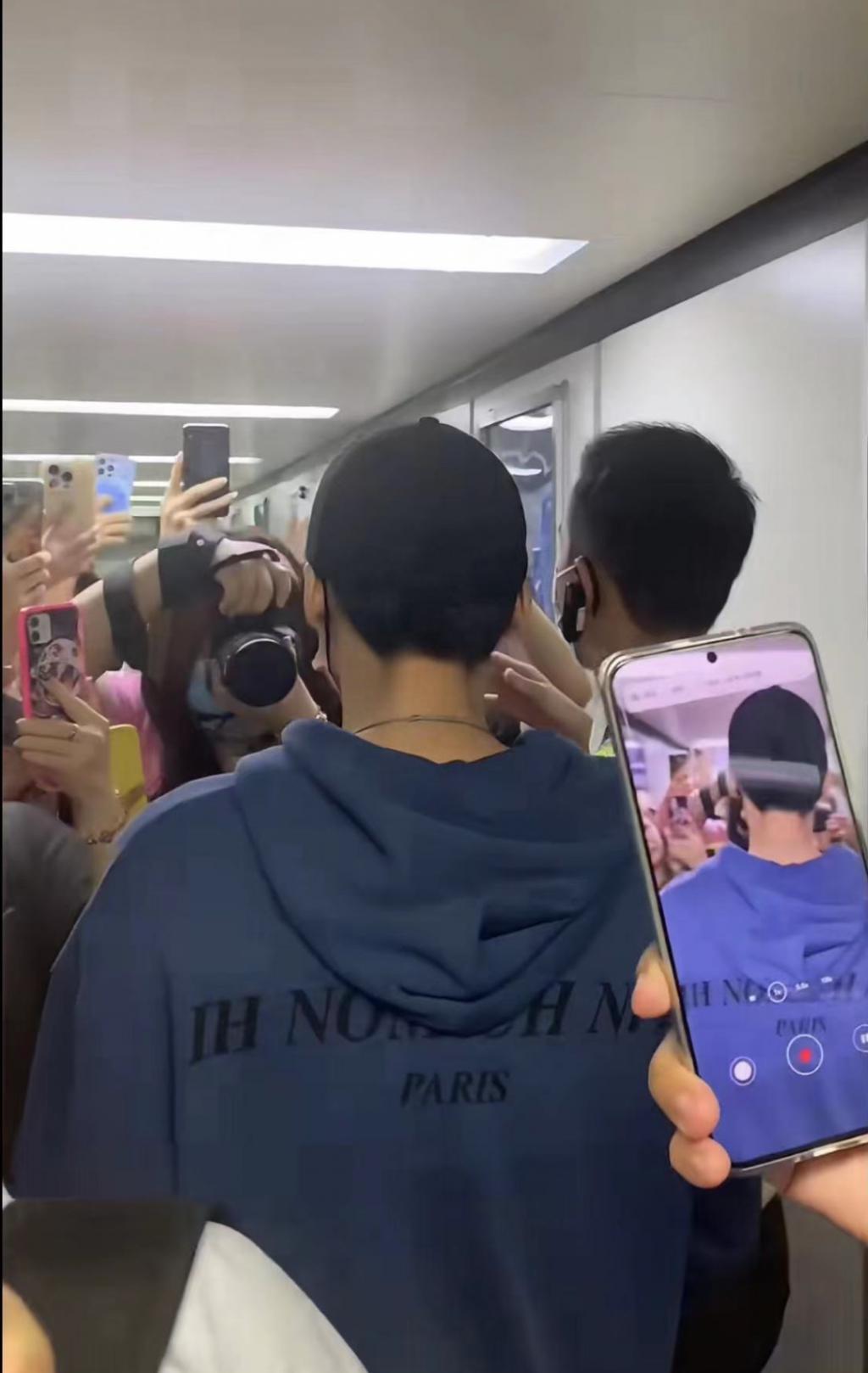 李易峰消失后现身四川老家寺庙，打扮低调人消瘦，面相显憔悴