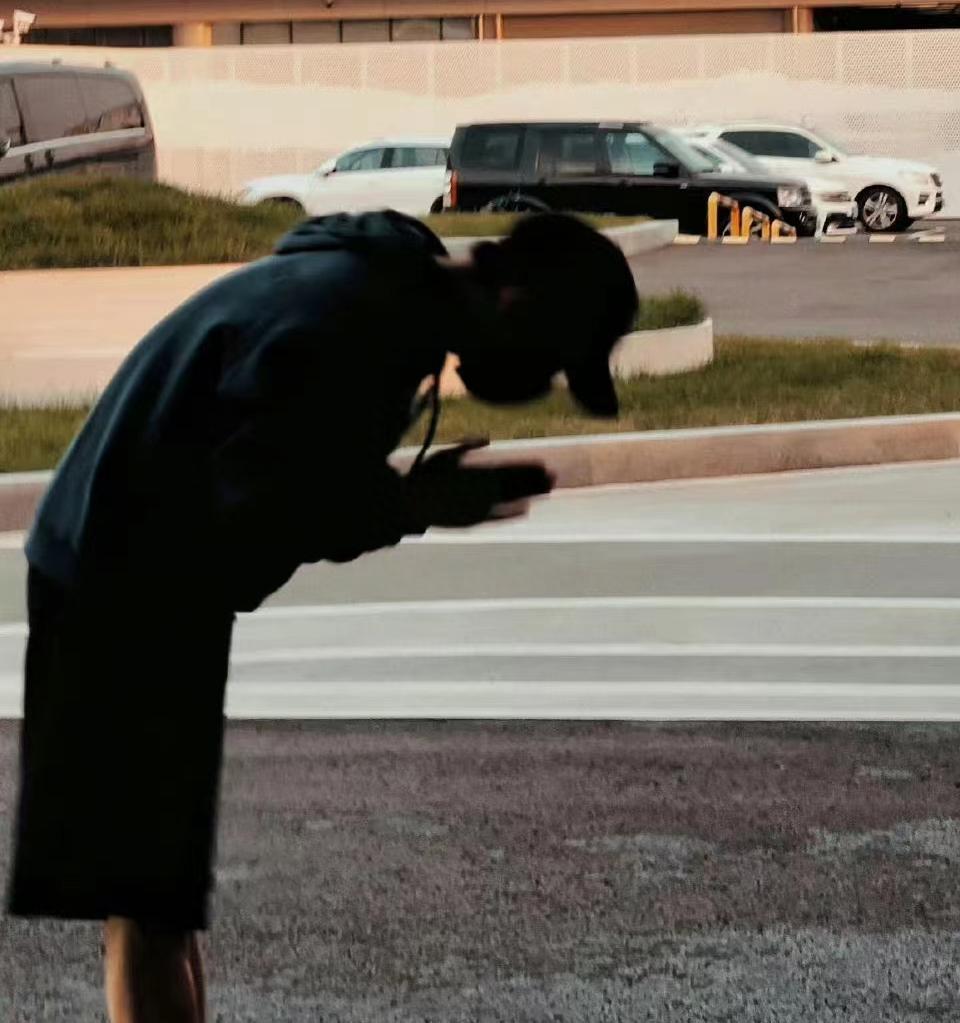 李易峰消失后现身四川老家寺庙，打扮低调人消瘦，面相显憔悴