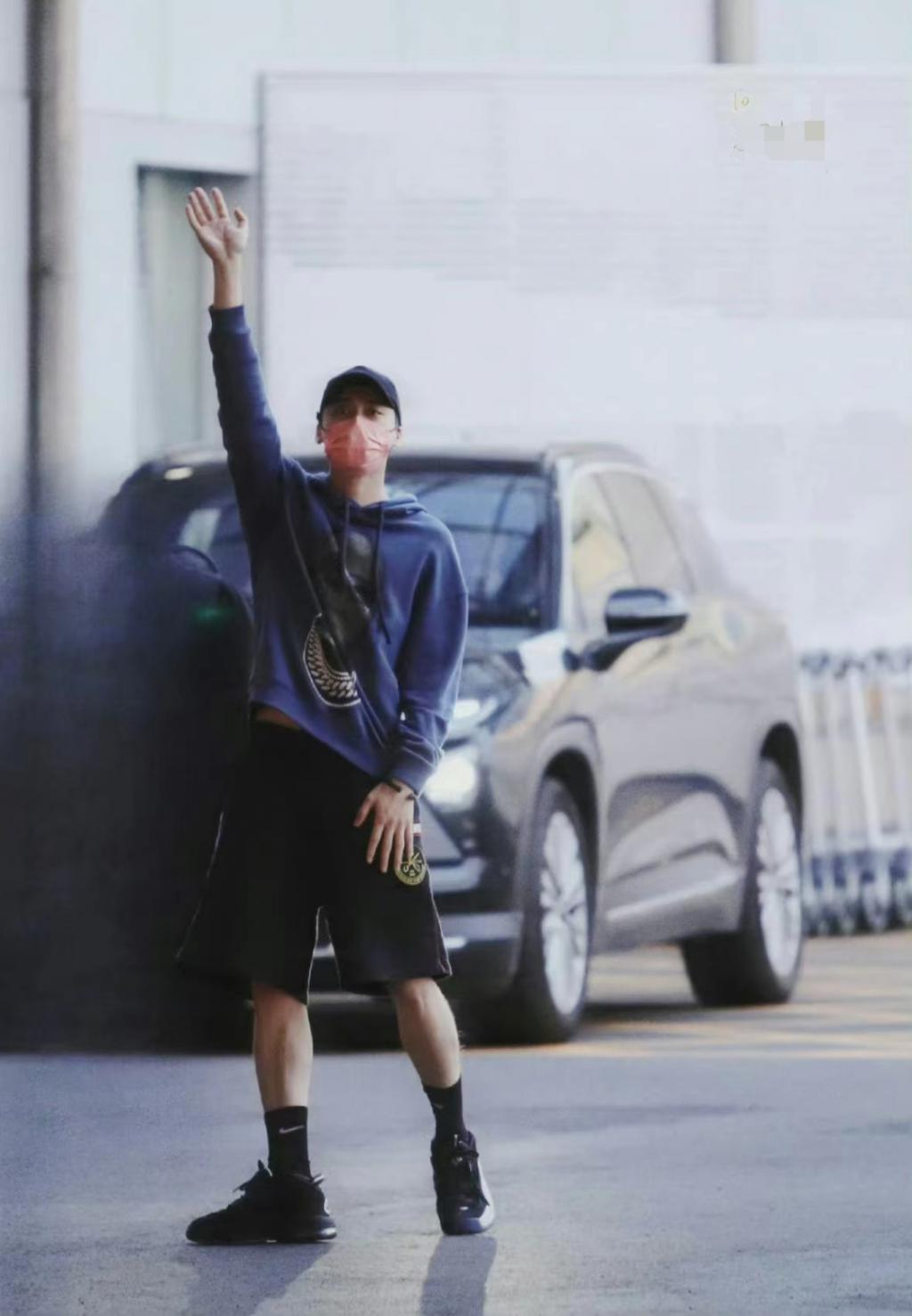 李易峰消失后现身四川老家寺庙，打扮低调人消瘦，面相显憔悴