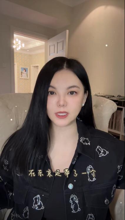 李湘带女儿游日本，山根肿胀鼻孔怪异，推26元按摩梳接地气