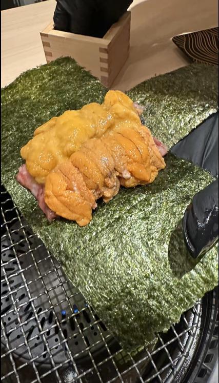 李湘带女儿游日本，山根肿胀鼻孔怪异，推26元按摩梳接地气
