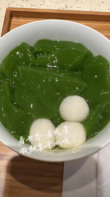 李湘带女儿游日本，山根肿胀鼻孔怪异，推26元按摩梳接地气