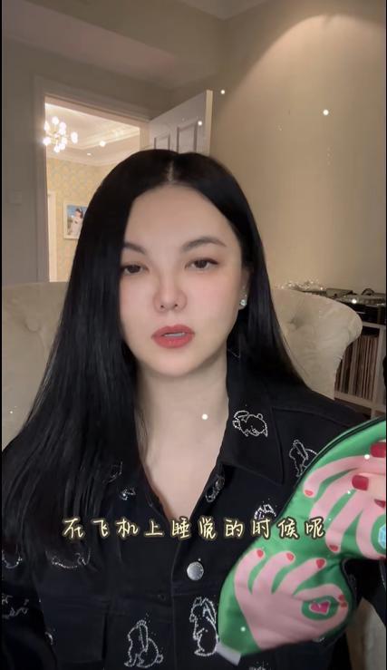 李湘带女儿游日本，山根肿胀鼻孔怪异，推26元按摩梳接地气