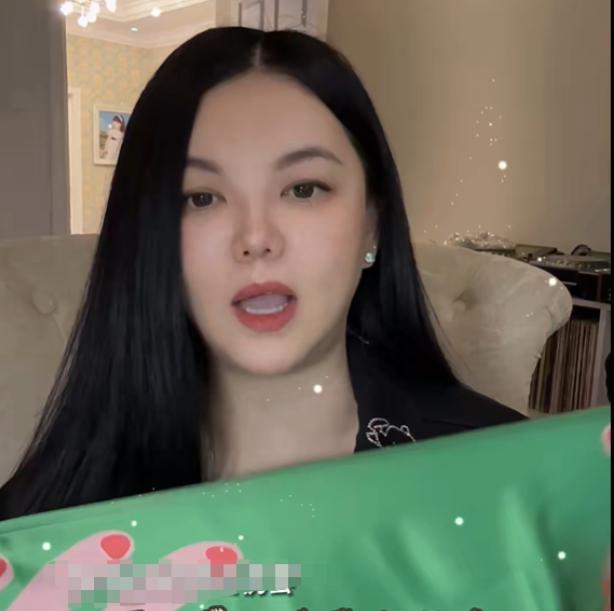 李湘带女儿游日本，山根肿胀鼻孔怪异，推26元按摩梳接地气
