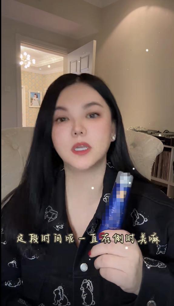 李湘带女儿游日本，山根肿胀鼻孔怪异，推26元按摩梳接地气