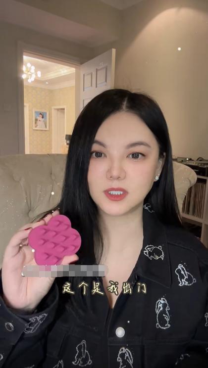 李湘带女儿游日本，山根肿胀鼻孔怪异，推26元按摩梳接地气