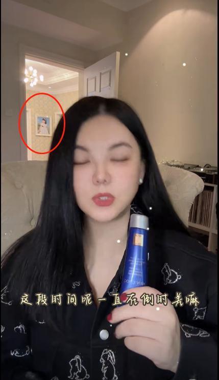 李湘带女儿游日本，山根肿胀鼻孔怪异，推26元按摩梳接地气