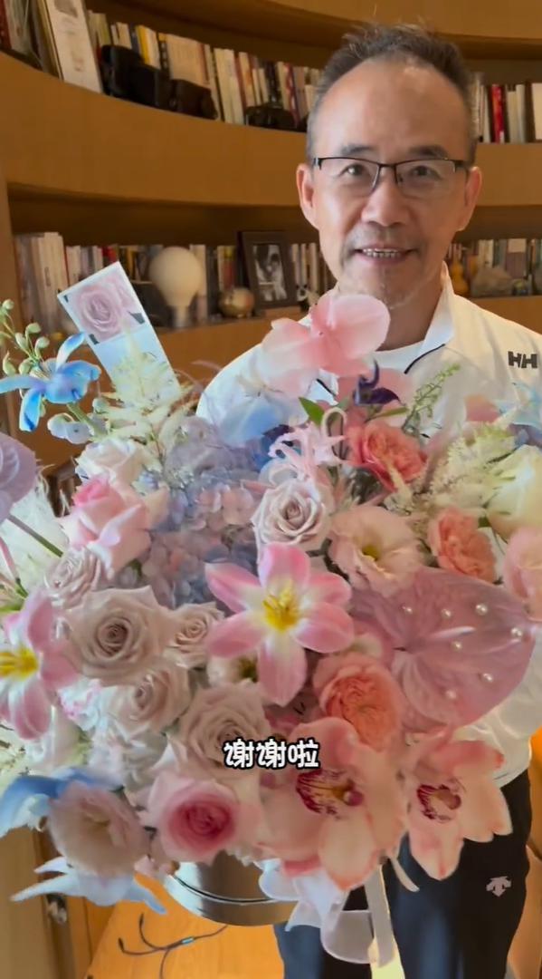 田朴珺高调秀恩爱！捧情人节鲜花含泪哽咽，甜喊老公笨笨