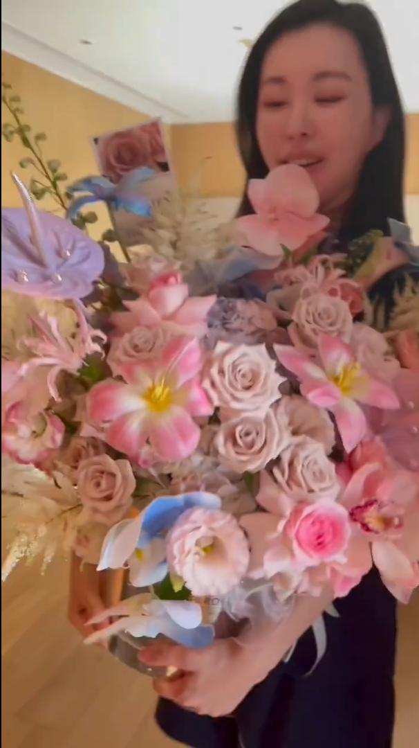 田朴珺高调秀恩爱！捧情人节鲜花含泪哽咽，甜喊老公笨笨