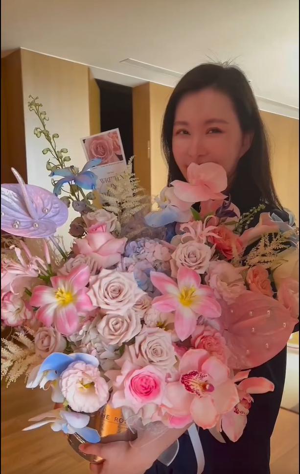 田朴珺高调秀恩爱！捧情人节鲜花含泪哽咽，甜喊老公笨笨