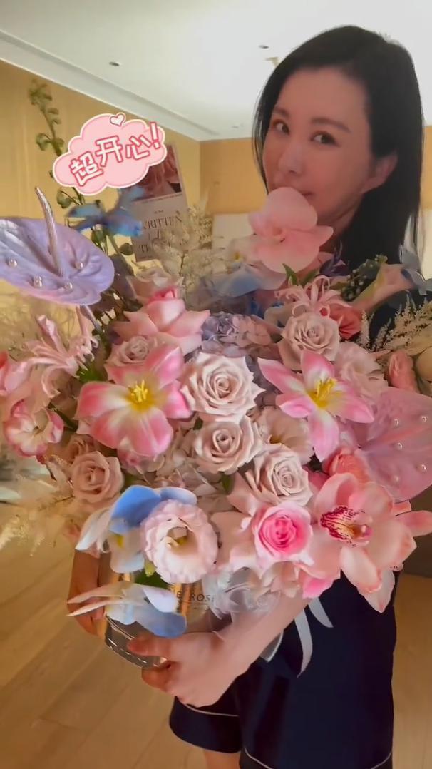 田朴珺高调秀恩爱！捧情人节鲜花含泪哽咽，甜喊老公笨笨