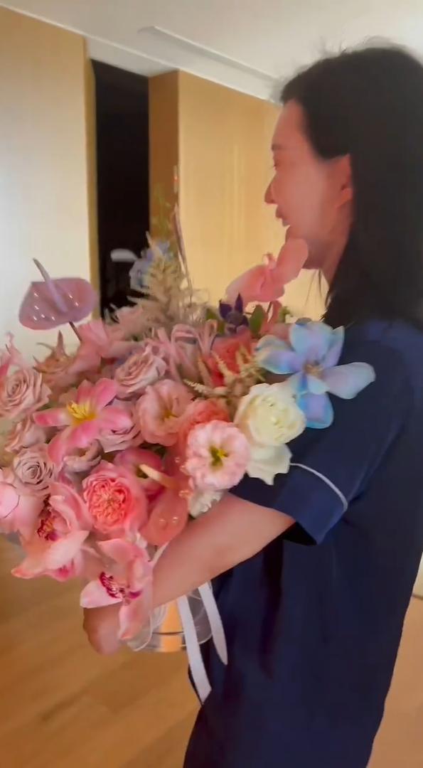 田朴珺高调秀恩爱！捧情人节鲜花含泪哽咽，甜喊老公笨笨